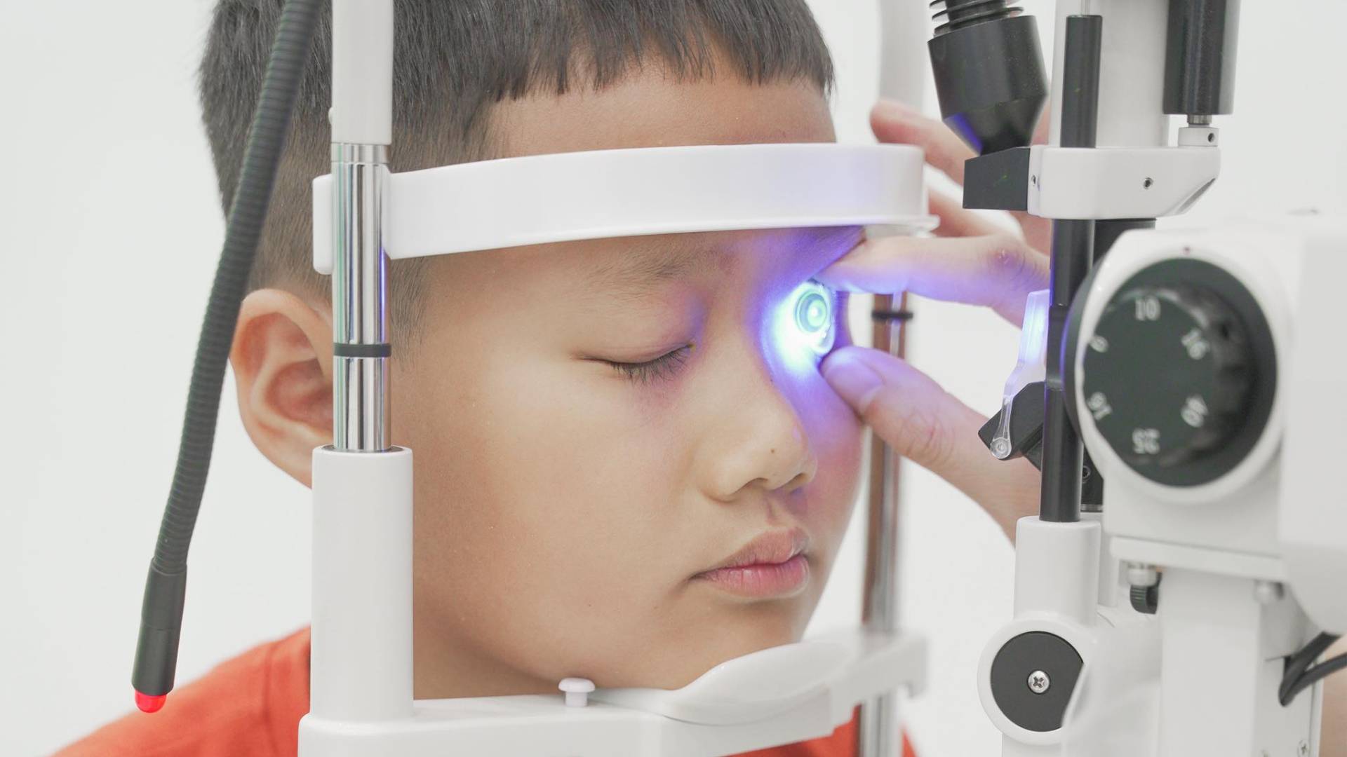 Kiểm tra mắt định kỳ có thể kiểm soát sớm các biến chứng do mắt lác ở trẻ gây ra