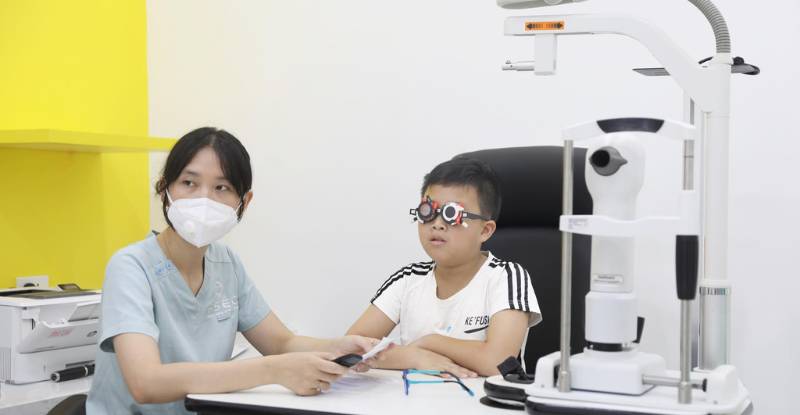 Việc dùng kính Ortho-K cần được thăm khám và tư vấn bởi các bác sĩ chuyên khoa hoặc các chuyên gia khúc xạ