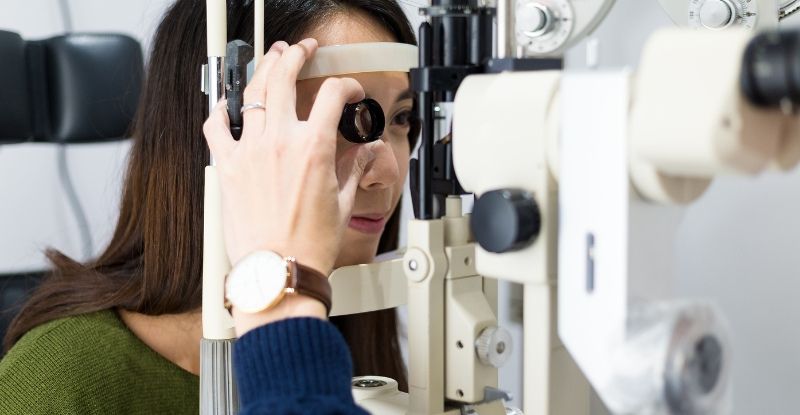 Phòng tránh khô mắt sau phẫu thuật Lasik