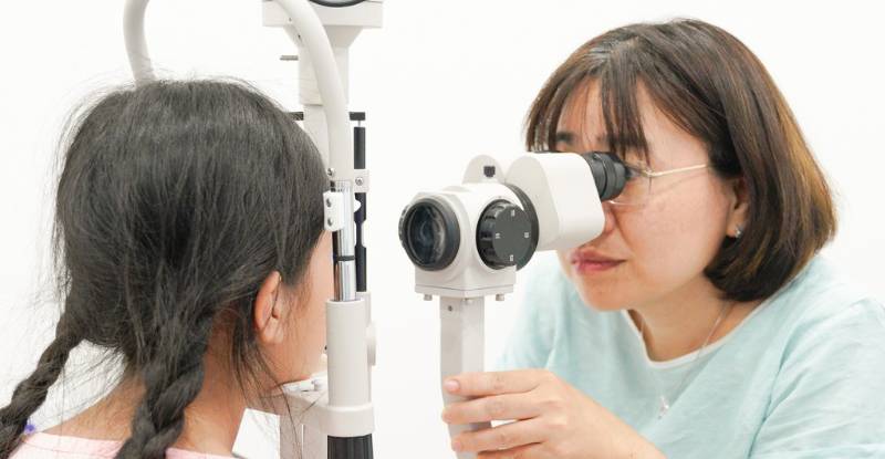 Đến các cơ sở y tế chuyên khoa mắt để được tư vấn và điều trị các bệnh về mắt