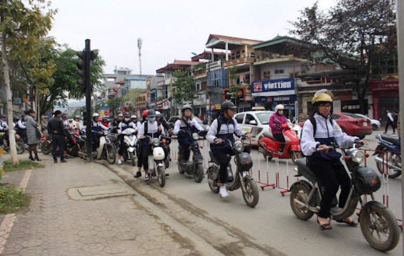 Kính Ortho-K mang lại cho trẻ sự tự tin và an toàn hơn khi tham gia giao thông