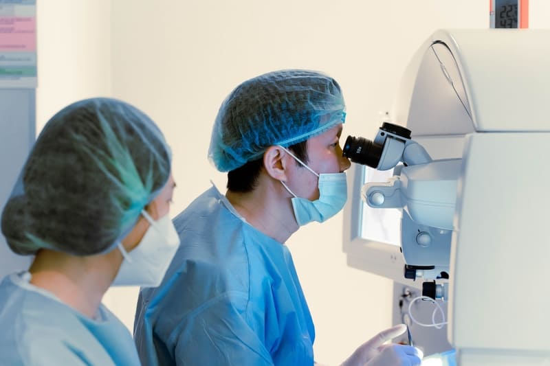 Bác sĩ mổ lasik cho bệnh nhân loạn thị