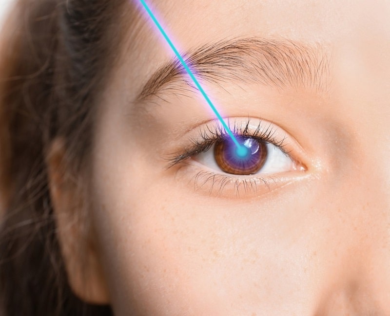 Bệnh nhân nên đến khám và được tư vấn bởi bác sĩ chuyên khoa để mổ Lasik