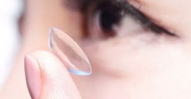 Một trong những sai lầm cần tránh khi dùng lens phổ biến nhất là đeo kính áp tròng quá lâu