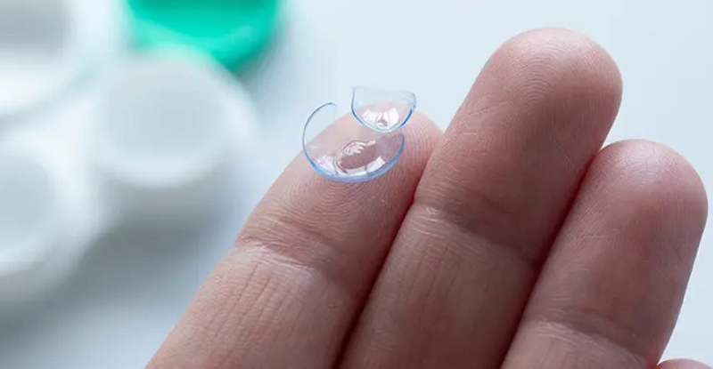 Khi lens bị khô, độ đàn hồi của nó giảm đi, khiến lens dễ bị xước hoặc vỡ