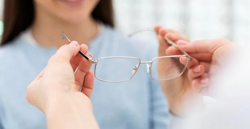 Đeo kính loạn thị giúp cải thiện thị lực và chất lượng cuộc sống ở người bị loạn thị