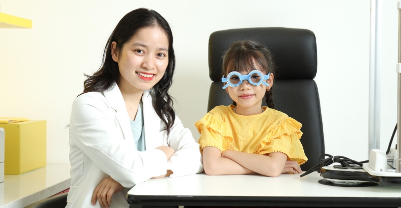 Nên khám mắt định kỳ để theo dõi tình trạng mắt