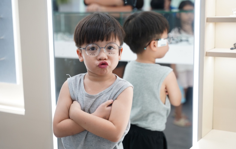 Trẻ đeo thử kính mới