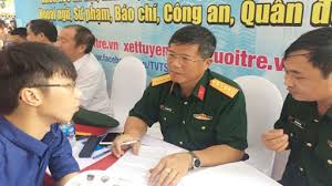 Mổ cận thị có được xét vào công an, bộ đội