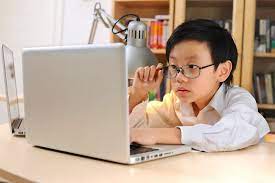 bé 9 tuổi bị cận thị