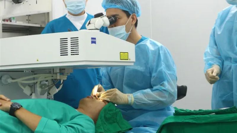 Cách nào để cải thiện tình trạng rát mắt sau mổ femto?