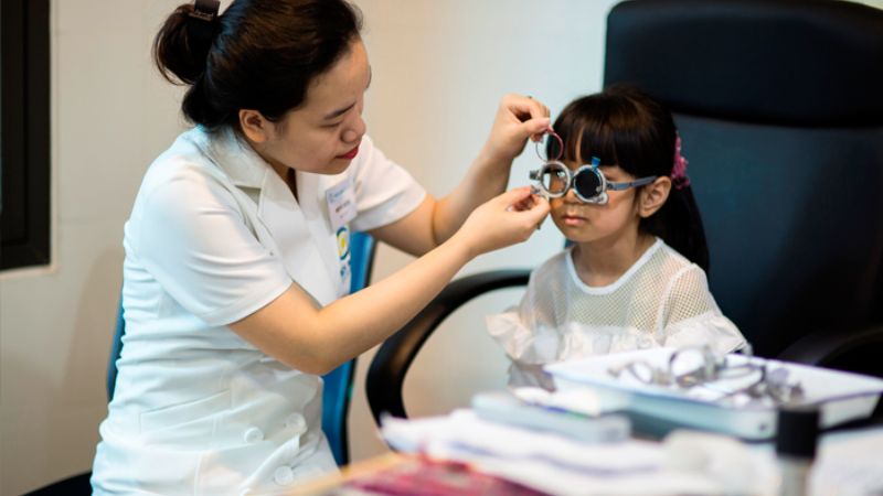 Bé 11 tuổi nhược thị nên thực hiện các biện pháp gì để cải thiện thị lực?