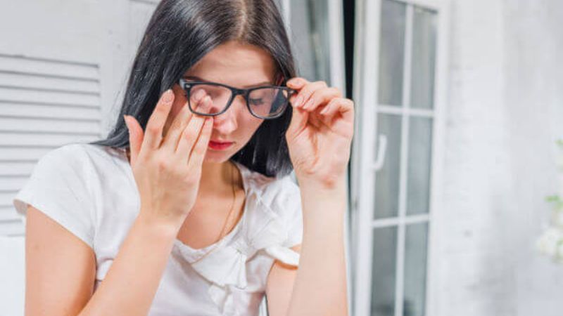 Tại sao bác sĩ lại khuyên cắt kính thấp hơn độ viễn thị thực tế?