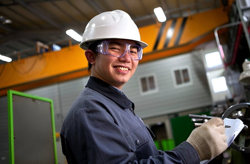 Đeo kính bảo hộ bảo vệ mắt