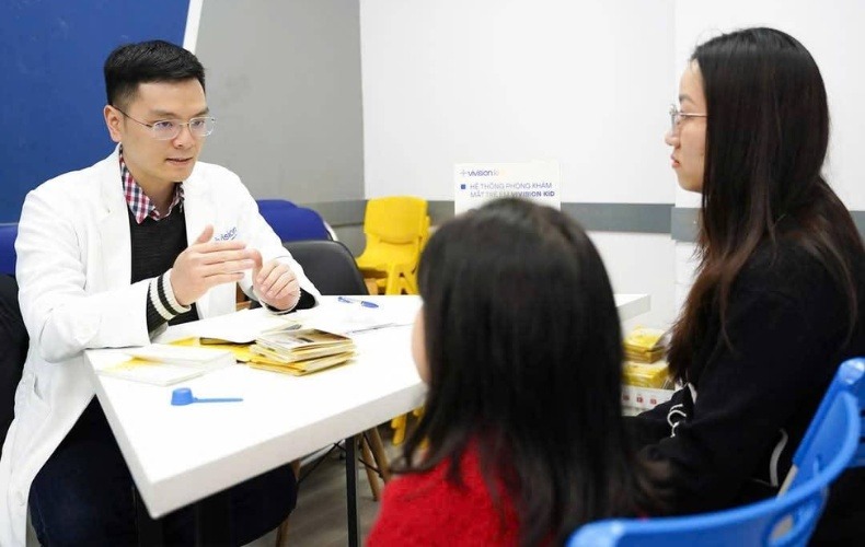 Tham khảo ý kiến bác sĩ nhãn khoa để nhận biết tròng kính Essilor chính hãng