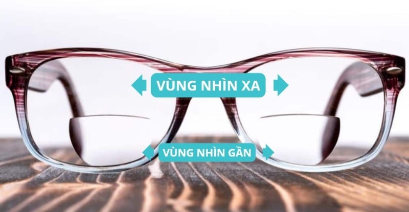 Kính viễn thị 2 tròng với phần trên là vùng nhìn xa, phần dưới là vùng nhìn gần