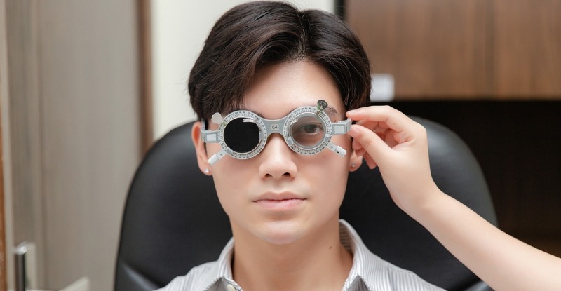 Kiểm tra thị lực chính xác trước khi cắt kính